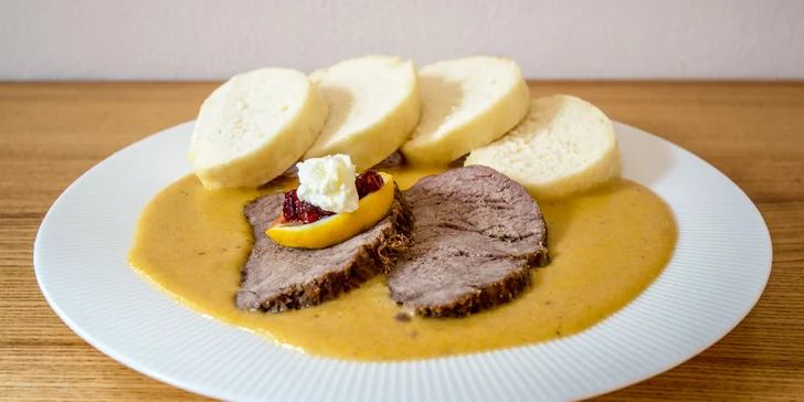 Hlavní chod a nápoj v restauraci na Žižkově: kachna, svíčková či žebírka