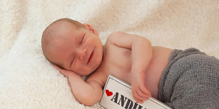Profesionální novorozenecké (newborn) a těhotenské focení v ateliéru