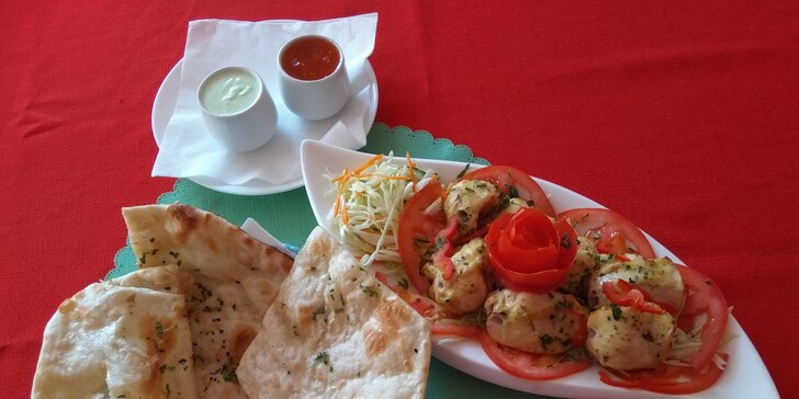 Indické menu s polévkou a hlavním jídlem: kuřecí i vegetariánská varianta