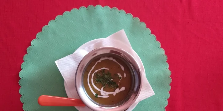Indické menu s polévkou a hlavním jídlem: kuřecí i vegetariánská varianta