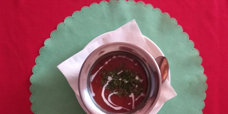 Indické menu s polévkou a hlavním jídlem: kuřecí i vegetariánská varianta