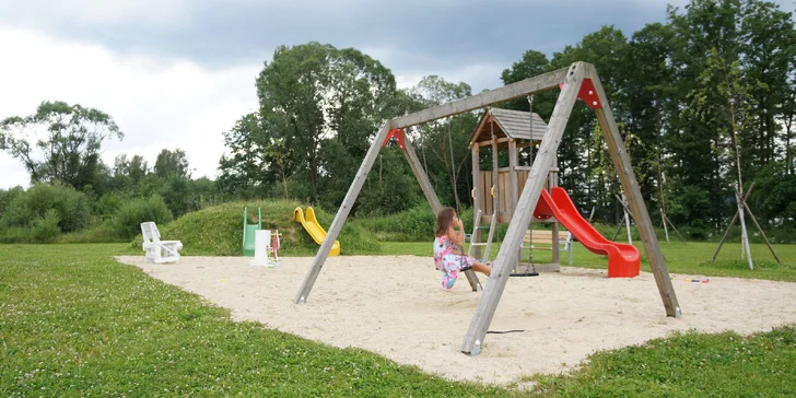 Wellness pobyt v resortu přímo u Lipna: polopenze, sauna a bazén