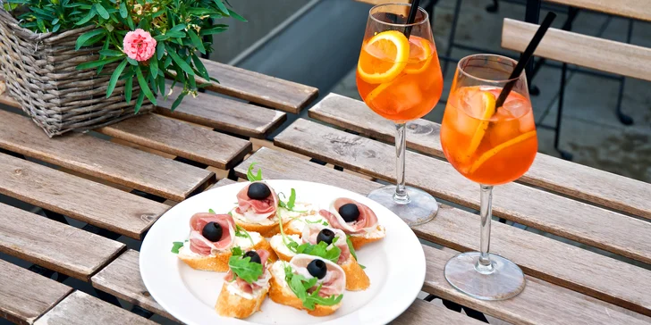 Připijte si na zdraví: 2 osvěžující drinky Aperol Spritz a k tomu kanapky
