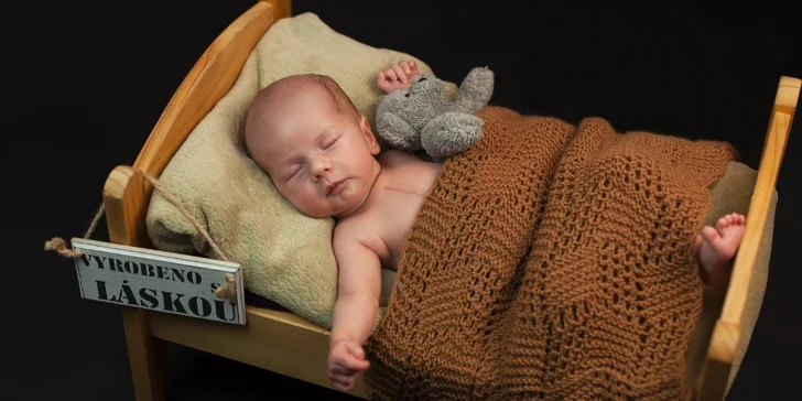 Profesionální novorozenecké (newborn) a těhotenské focení v ateliéru