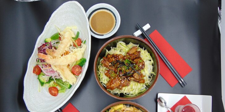 Japonské menu o třech chodech: salát s krevetami, úhoř, kuře teriyaki i dezert