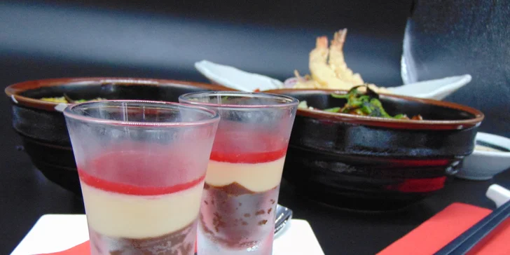 Japonské menu o třech chodech: salát s krevetami, úhoř, kuře teriyaki i dezert