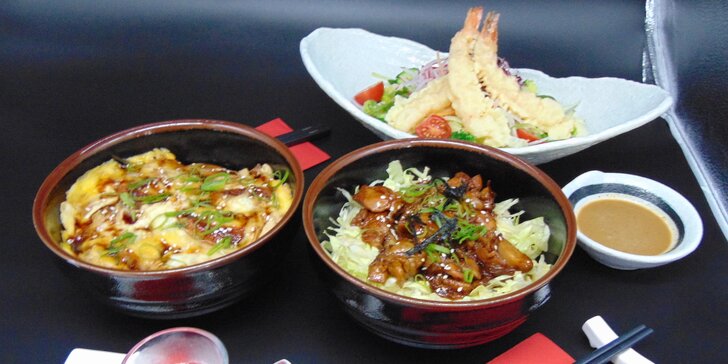 Japonské menu o třech chodech: salát s krevetami, úhoř, kuře teriyaki i dezert