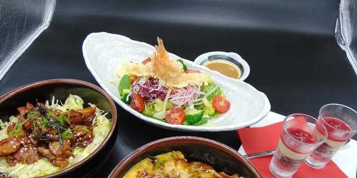 Japonské menu o třech chodech: salát s krevetami, úhoř, kuře teriyaki i dezert