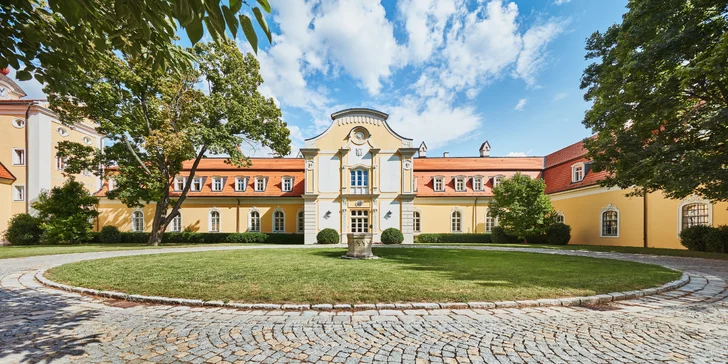 Romantika v zámeckém hotelu: snídaně nebo polopenze i láhev vlastního vína