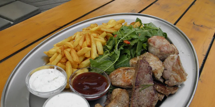 Mix grill v pivovarské restauraci: hovězí, vepřové a krůtí maso až pro 4 osoby