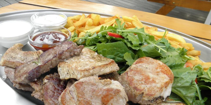 Mix grill v pivovarské restauraci: hovězí, vepřové a krůtí maso až pro 4 osoby