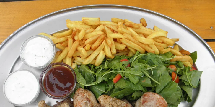 Mix grill v pivovarské restauraci: hovězí, vepřové a krůtí maso až pro 4 osoby