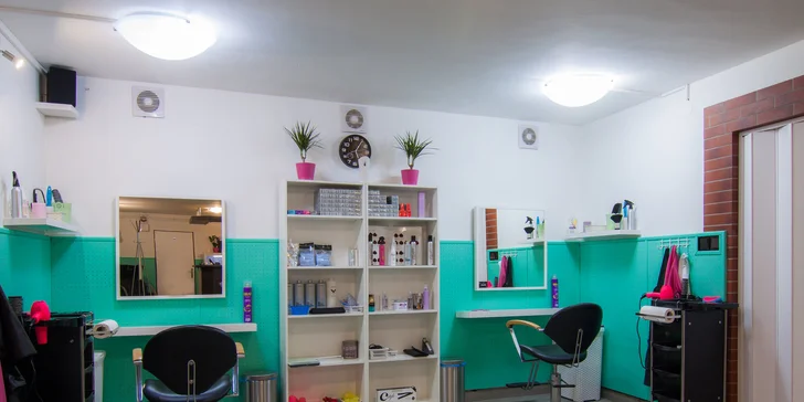 Vlasy lesklé jako zrcadlo: střih i aplikace brazilského keratinu
