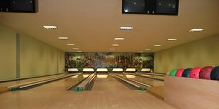 Hodinová hra bowlingu a porce miniřízečků
