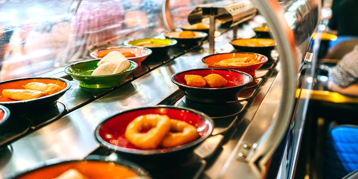 Těšte se na sushi, ale i další studené i teplé pokrmy, ovoce a dezerty. 