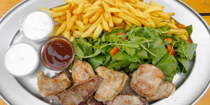 Mix grill v pivovarské restauraci: hovězí, vepřové a krůtí maso až pro 4 osoby