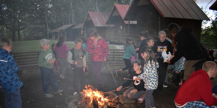 Dětský tábor Kalich: Až dva týdny zábavy u rybníka, spaní v chatkách a strava