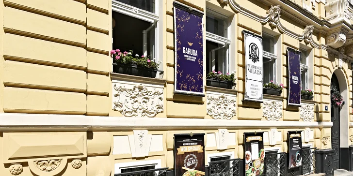 Tác indonéských specialit: krevety, ryba mahi-mahi, hovězí i kuřecí maso aj. pro 3–4 osoby
