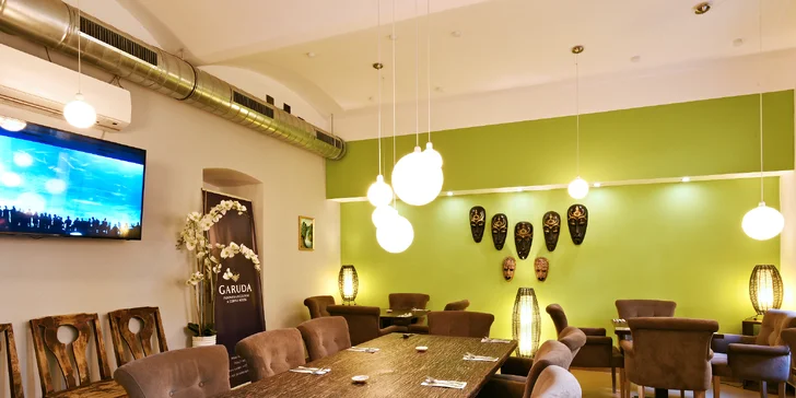 Tác indonéských specialit: krevety, ryba mahi-mahi, hovězí i kuřecí maso aj. pro 3–4 osoby