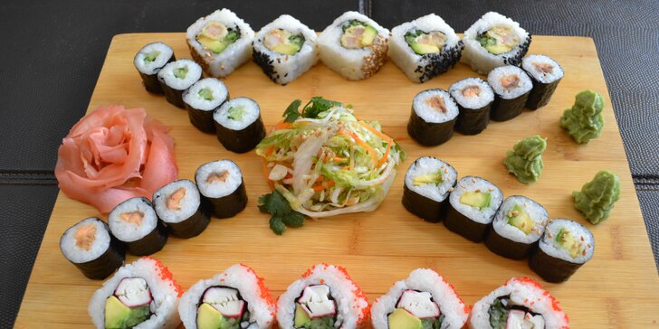 Výběr z 5 sushi setů: až 40 ks rolek s lososem a krabem i wakame salát