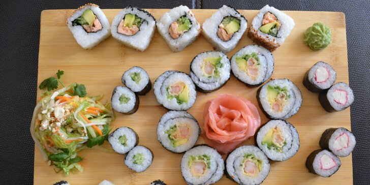 Výběr z 5 sushi setů: až 40 ks rolek s lososem a krabem i wakame salát