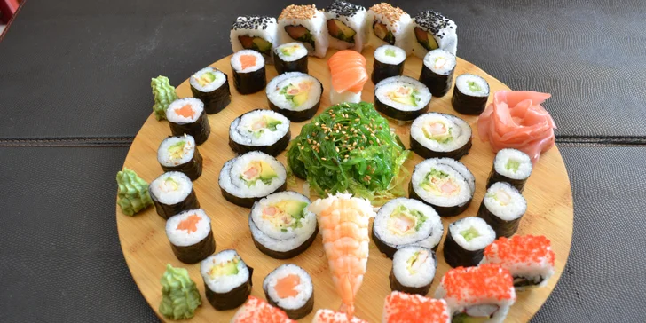 Výběr z 5 sushi setů: až 40 ks rolek s lososem a krabem i wakame salát