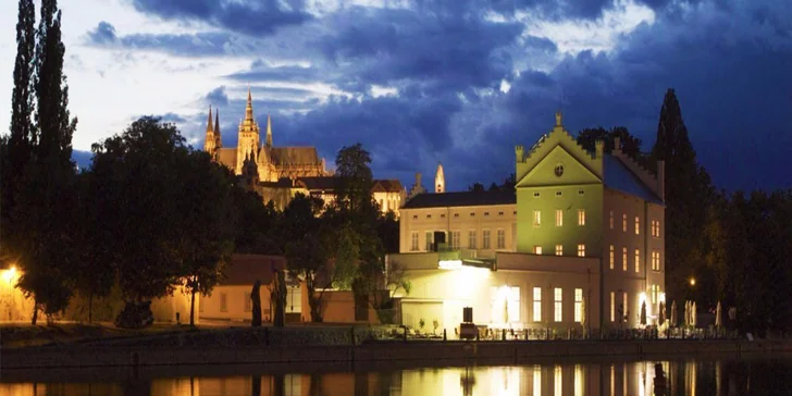 Deň zakončite napríklad príjemnou prechádzkou po brehu Vltavy.