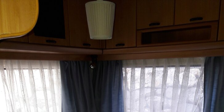 7 nocí v kempu na Makarské riviéře: doprava busem a bydlení v karavanu