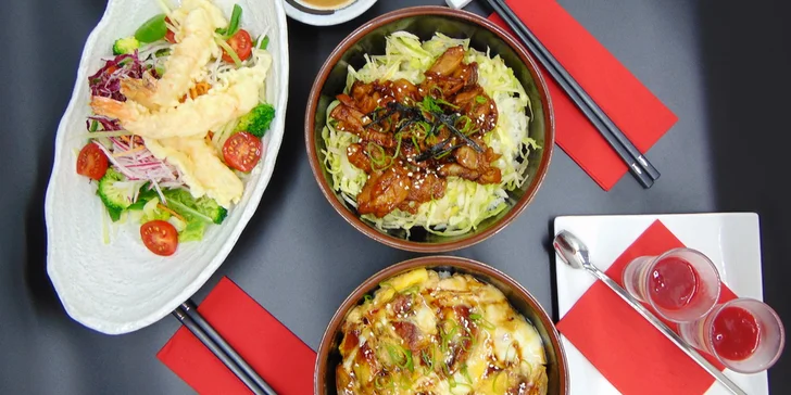 Japonské menu o třech chodech: salát s krevetami, úhoř, kuře teriyaki i dezert