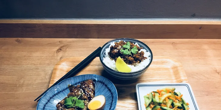 Tchajwanské menu pro jednoho i pro dva: čajové vejce, polévka a hlavní chod
