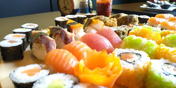 Sushi sety v OC Olympia: 20 nebo 50 kusů s tuňákem, avokádem i úhořem