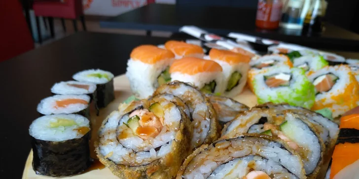 Sushi sety v OC Olympia: 20 nebo 50 kusů s tuňákem, avokádem i úhořem