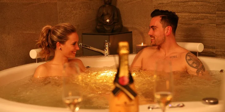 Privátní wellness s romantickou výzdobou pro zamilované: občerstvení, vířivka, sauna i masáže