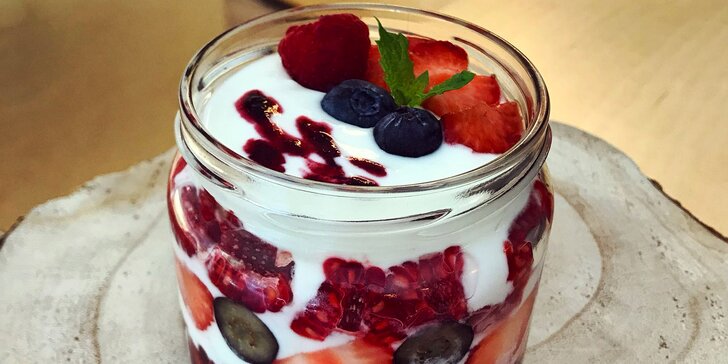 200 g bílého jogurtu do skla: s čokoládou, oříšky, ovocem i proteinem