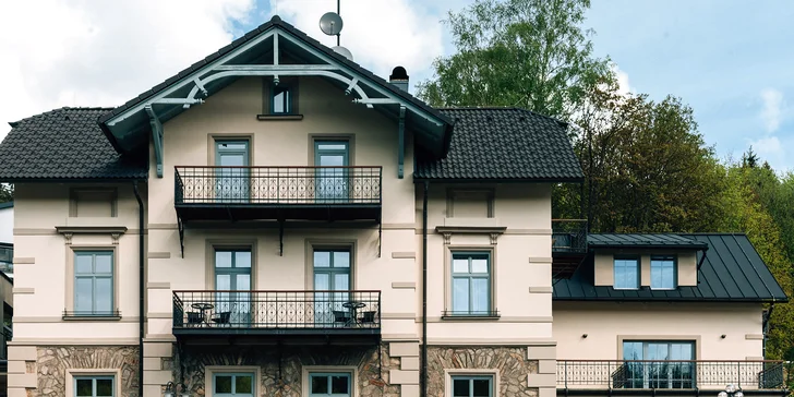 Hotel stojí v Janských Lázních, asi 250 metrů od lanovky na Černou horu. 