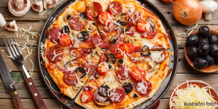 Posezení v pizzerii: 1 nebo 2 pizzy s průměrem 40 cm, na přání ochucený okraj
