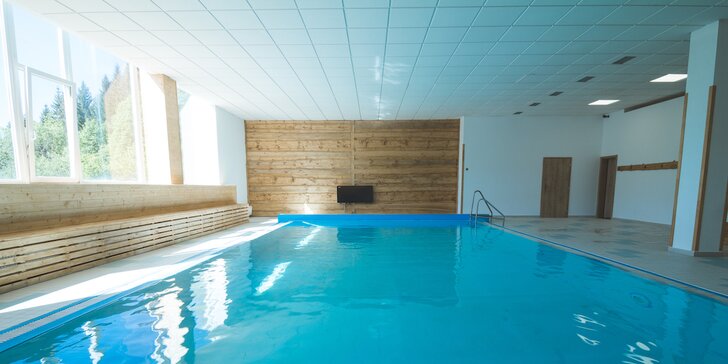 Moderní hotel na Šumavě: polopenze i neomezený vstup do vyhřívaného bazénu