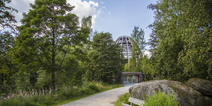 Moderní hotel na Šumavě: polopenze i neomezený vstup do vyhřívaného bazénu a sauny