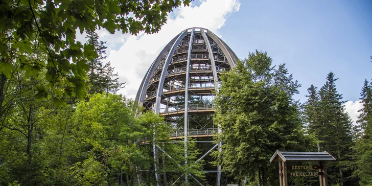 Moderní hotel na Šumavě: polopenze i neomezený vstup do vyhřívaného bazénu a sauny