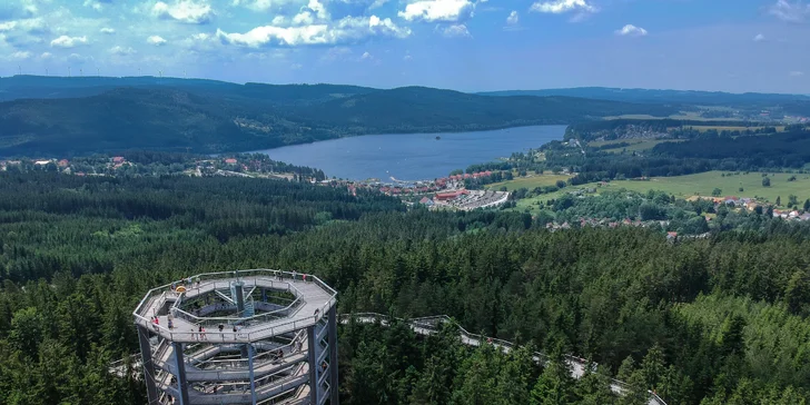 Zastaviť sa môžete aj na Chodníku v korunách stromov na Lipne (20 km).