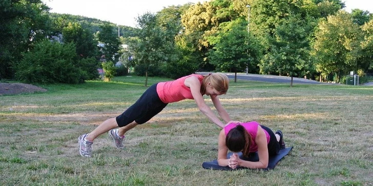 Sílu tělu: Skupinové lekce Hammer Strength včetně venkovního funkčního tréninku