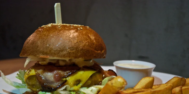 Hovězí burger pro 1 či 2, hranolky a omáčka: výběr z 8 druhů