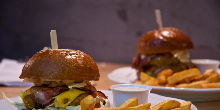 Hovězí burger pro 1 či 2: klasické i prémiové burgery, hranolky a omáčka