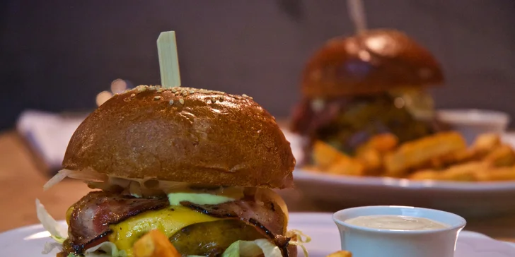 Hovězí burger pro 1 či 2, hranolky a omáčka: výběr z 8 druhů
