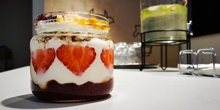 200 g bílého jogurtu do skla: s čokoládou, oříšky, ovocem i proteinem