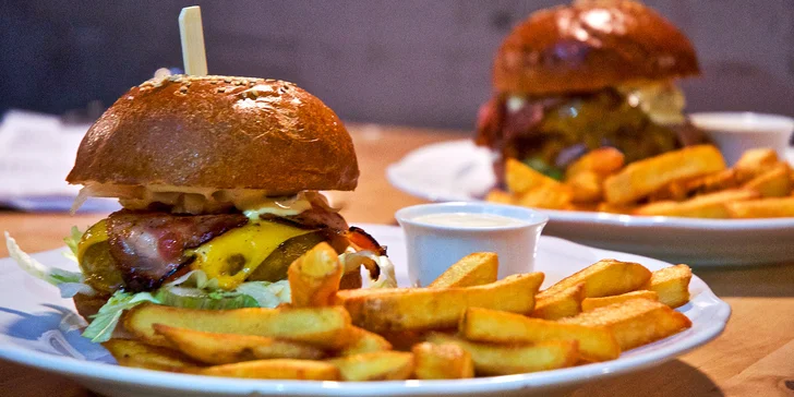 Hovězí burger pro 1 či 2, hranolky a omáčka: výběr z 8 druhů