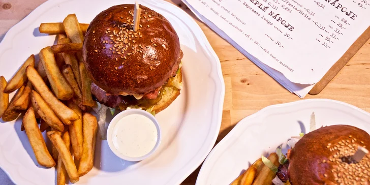Hovězí burger pro 1 či 2, hranolky a omáčka: výběr z 8 druhů
