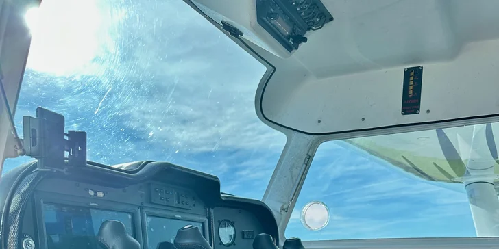 Letom vás sprevádza skúsený pilot, no ak budete chcieť, môžete sa po krátkej inštruktáži chopiť riadiacej páky a na vlastnej koži si vyskúšať, aké je to byť pilotom.