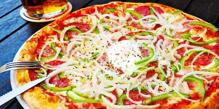 2 důvody ke spokojenosti: 2 velké křupavé pizzy z nabídky dvou kategorií