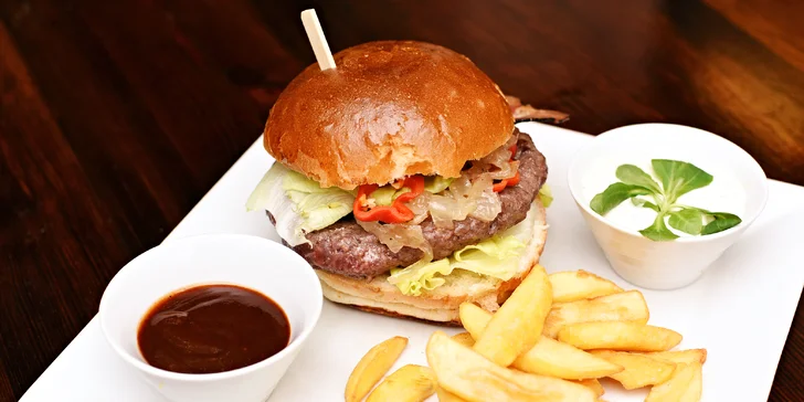 Burgerové menu na výběr: hovězí, pálivý, kuřecí i vegetariánský burger